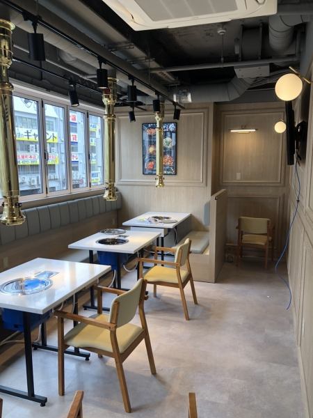 サムギョプサル屋では珍しい、清潔感のある空間をご用意しております。清潔感のある広々とした店内でごゆっくりお食事をお楽しみいただけます。韓国好きにはたまらない空間です！