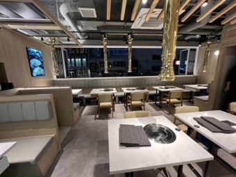 清潔感溢れる店内もコダワリの１つ。こだわりの熟成肉使った韓国料理を味わいながら、ゆったりとくつろげるテーブル席です。お酒はもちろん、料理メインのデートにもおすすめです。