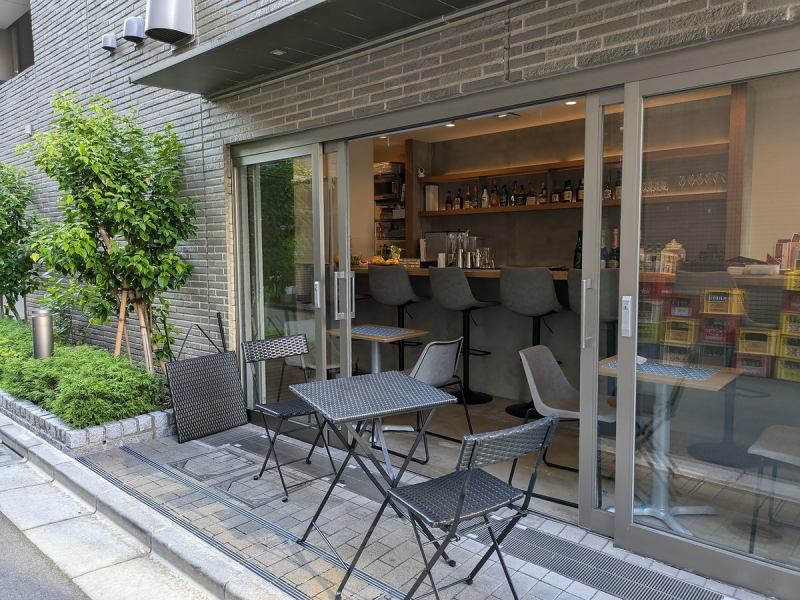 【テラス席もあります◎】朝から深夜、春夏秋冬といった時間と季節を感じられる路面店は温かみがあり、皆様の日常がより穏やかに、華やかに☆プライベート空間でお食事とお酒と会話に集中でき、より素敵なお食事時間になること間違いなしです◎ゆったりとした休日にいかがですか？湯島でお待ちしております♪