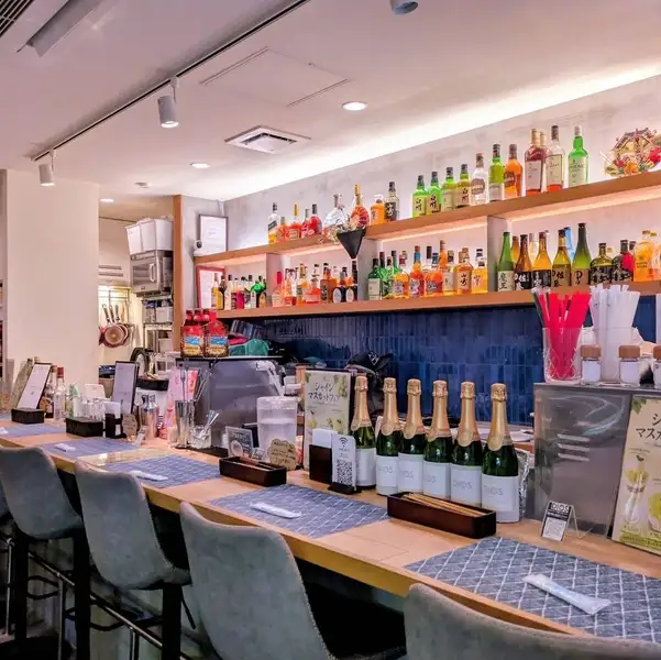 Our counter seats offer a fantastic atmosphere with a selection of alcoholic beverages! Smoking is permitted during bar hours! Our counter seats are like a coffee shop during the day and transform into a bar at night♪ Enjoy yourself alone or sitting side-by-side with friends♪ Use our carefully crafted cocktails and food as a way to unwind after a long day♪ We are open until 4 AM♪