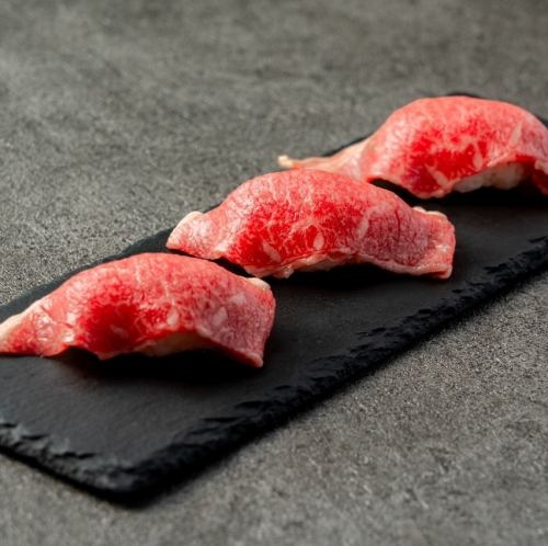 黒毛和牛の炙り寿司　(3貫)