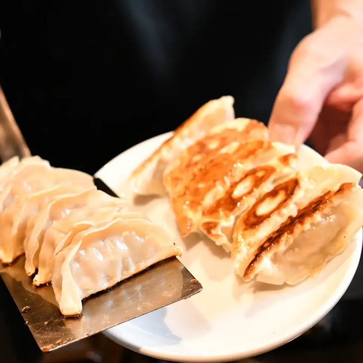 Alcohol and gyoza are the best! Today's drinking party will be decided at [Majimeya]!!