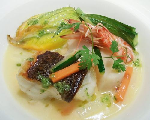 本日の魚料理、季節の野菜添え 