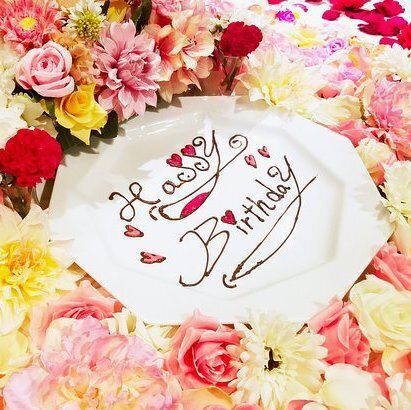 バラの花を散りばめたテーブルセッティングとプレートでお祝い★
