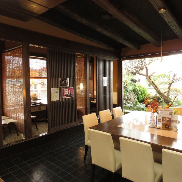 [A spacious shop with a total of 65 seats.There is a Japanese garden and a pond, so you can enjoy the Japanese atmosphere. The shop is spacious with a total of 65 seats.A variety of table seats, counters, and private rooms are available, so please use them according to the scene.Relax in a Japanese atmosphere with a Japanese garden at the entrance and a pond from the counter.