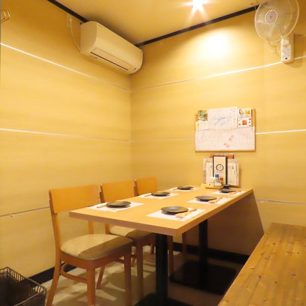 少人数利用向けにカウンターやテーブル席を完備◎会話しやすい距離感と木の質感が居心地の良さを演出しています★友人やカップルでのゆったりした食事や、お酒を片手にくつろぐ時間にもぴったり♪落ち着いた空間が魅力です!