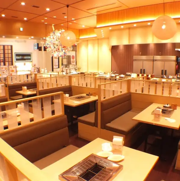 【まったり楽しむ、特別な食事体験】ゆったりと落ち着いて食事ができるテーブル席では、心地よい雰囲気の中でお食事をお楽しみいただけます♪お席にあるフライヤーで、変わり種などの様々な串を揚げる楽しさがあり、思わず会話も弾みます★みんなで揚げたての串揚げを味わいながら笑顔あふれるひとときをお楽しみください◎