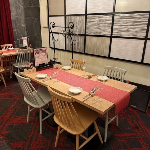 巨大なシャンデリアが店内を照らし出します。落ち着いた雰囲気でお食事をお楽しみいただけます【京橋/宴会/イタリアン/女子会/記念日/誕生日/牡蠣/オイスターバー】