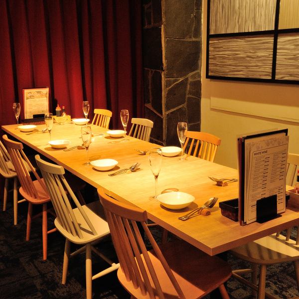 巨大なシャンデリアが店内を照らし出します。落ち着いた雰囲気でお食事をお楽しみいただけます【京橋/宴会/イタリアン/女子会/記念日/誕生日/牡蠣/オイスターバー】