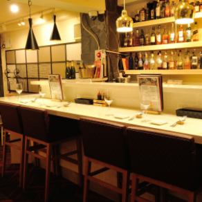 The counter is designed as a couple's seating area.It is open to both same-sex guests and single guests.