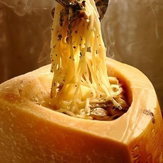 チーズの器のポルチーニクリームソースパスタ