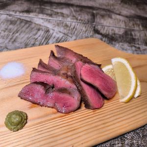 두꺼운 송아지 탄 스테이크