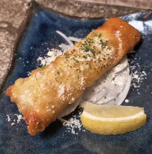 牡蠣とチーズの揚げ春巻き