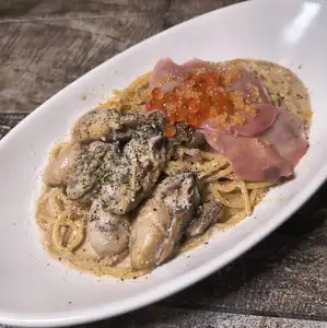 牡蠣の山ときのこのクリームパスタ