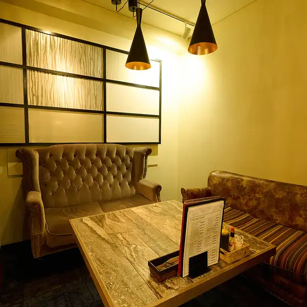 【個室】カーテンで区切られたソファー席はVIP感満載!※個室のご利用は別途お部屋料1100円(税込)を頂戴しております。【京橋/宴会/イタリアン/女子会/記念日/誕生日/牡蠣/オイスターバー】