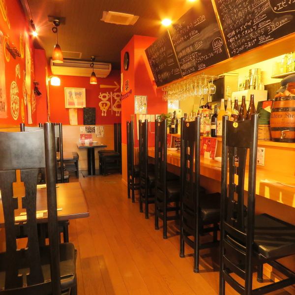 【柜台有7个座位】我们的餐厅也有柜台座位，有很多人。因为它是一个很好的位置，距离Mikunigaoka站有2分钟的步行路程，它是一个完美的座位，当你想在下班后慢慢喝，或者你想喝它！