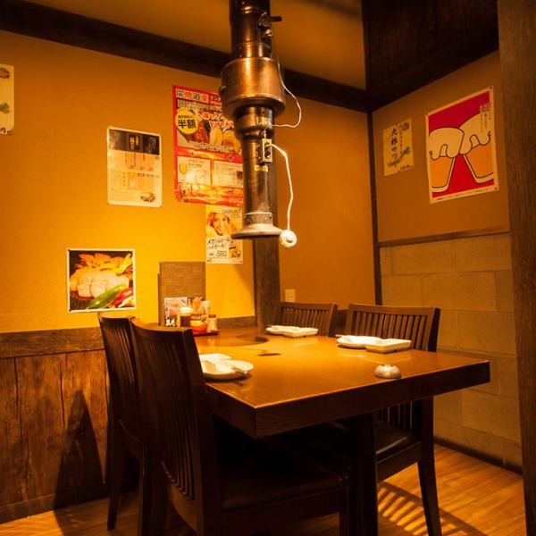 【池袋駅徒歩2分】ソファ半個室席4名～8名様迄。普段使いの飲み会や、ちょっとした集まりにも使い勝手抜群のお席をご用意しております♪炭火で炙って楽しむ気軽な酒場！各種宴会など大人数でも対応可！25名様～最大45名様まで貸切が可能です♪大型宴会の貸切も可能なのでぜひお気軽にご相談ください。池袋/焼肉