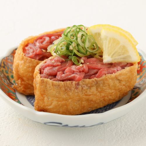 炙り牛タンユッケ稲荷寿司