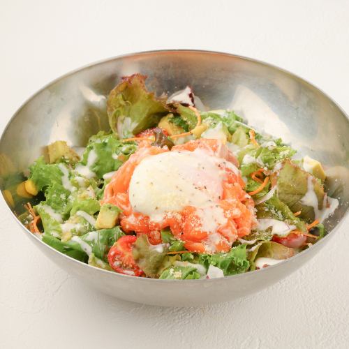 サーモンアボカドシーザーサラダ