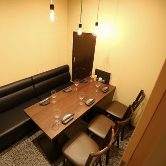 1F個室ソファー席誕生日会やゆっくりお食事したいお客様にはぴったりのお席！席に限りがございますのでお早寝にご予約を！【大阪#梅田#居酒屋#肉寿司#寿司#海鮮#韓国料理#野菜巻き串#肉#チーズ#ランチ#誕生日#食べ放題#飲み放題#食べ飲み放題】