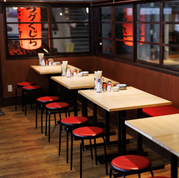 【会社宴会に◎ゆったりテーブル席】高槻市駅すぐ。ゆったり座れるテーブル席をご用意しております。食事と会話をのんびり楽しめる空間で、仲間との飲み会や会社宴会にもぴったり。席をつなげれば最大30名様ほどまでのご利用も可能。歓迎会・送別会など大人数の宴会にもぜひご利用ください。