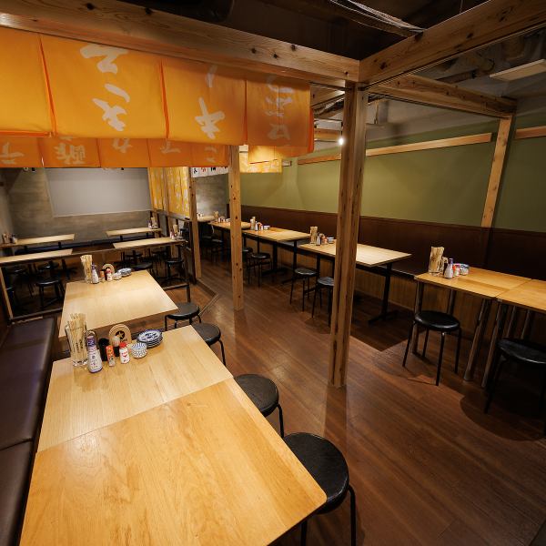 【団体様の宴会におすすめ】広々としたテーブル席でゆったりお食事を楽しめます。席をつなげて最大30名様ほどまでのご利用も可能。会社宴会はもちろん、歓迎会・送別会など大人数の飲み会にもぴったり。仲間と気軽に盛り上がれる空間です。