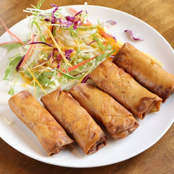 お酒との相性も抜群！サクサク食感と野菜たっぷりの餡がたまらない、店自慢の逸品「春巻(5本)」