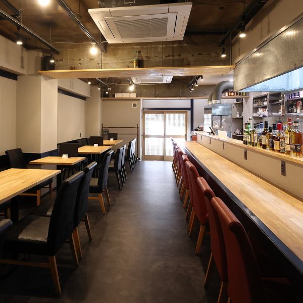 木の温もり溢れるアットホームな空間。炭火の香り漂う店内でごゆっくりとお食事をお楽しみいただけます！人数に応じたお席を様々ご用意しておりますのでシーンに合わせた使い方が可能です！当店こだわりのお料理の数々をお楽しみください！