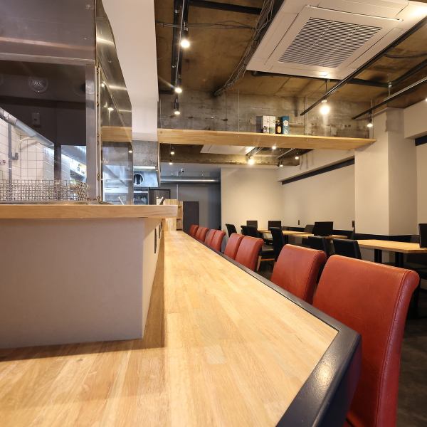 デートやご友人とのお食事にピッタリなカウンター席。目の前で炭火で焼きあがるのを見ることができる特別なお席となっております♪ライブ感溢れるカウンター席はスタッフとの会話を楽しむのも◎今夜は「炭火のたね」で決まり！