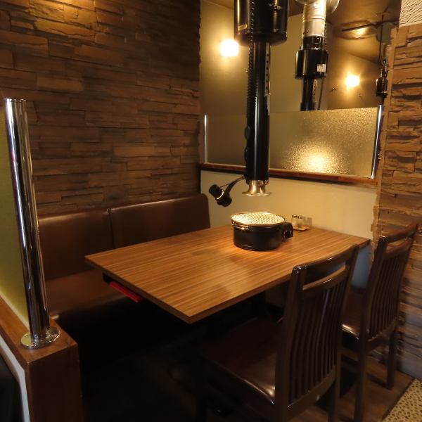 [Enjoy delicious meat in a private space with a high partition!] The four-person table seats have a high partition, so you can enjoy delicious meat in a private space! Perfect for dates, girls' nights, and gatherings with friends ☆ If you want to eat delicious meat, please come to our restaurant!