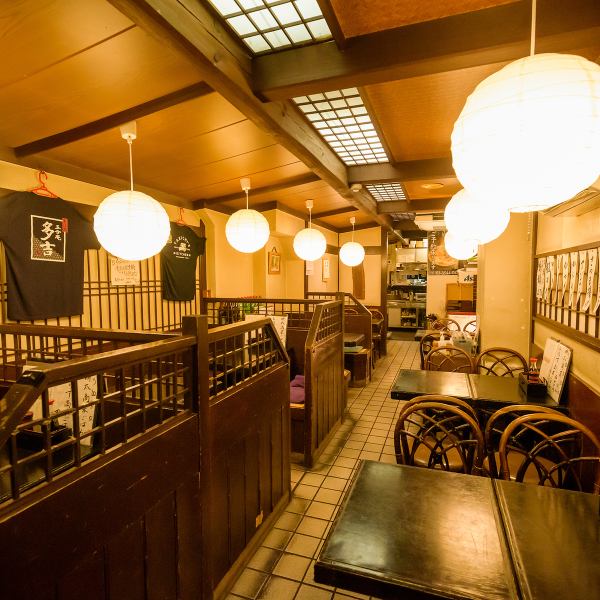 昔ながらの落ち着いた雰囲気の店内は、ゆったりとした時間をお過ごしいただけます。