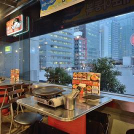 Our shop offers a variety of table seats that look like Korean food stalls ♪ The silver table creates a more authentic food stall ♪ By all means, you will feel like you are on a trip to Korea. Please enjoy authentic Korean food such as makgeolli cocktail! Please feel free to contact us for layout in the store.