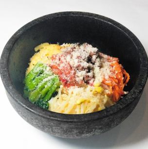 Stone-grilled cheese bibimbap