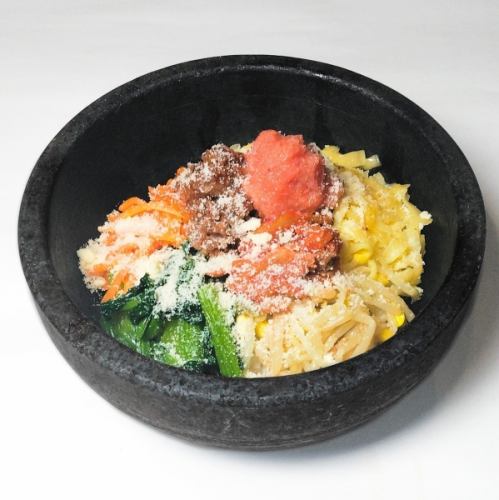 Stone-grilled cod roe and cheese bibimbap