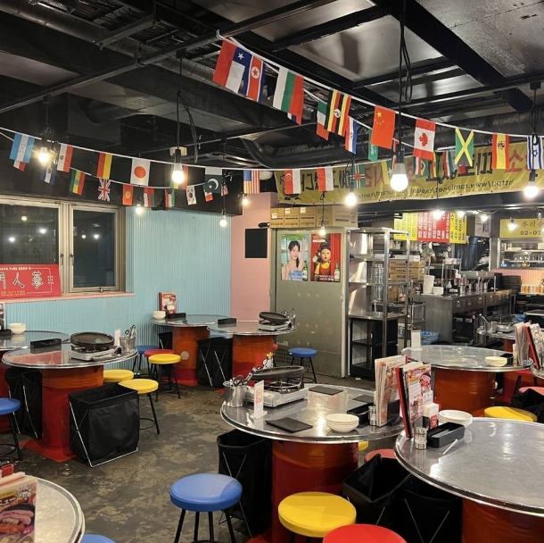 ★【各種宴会パーティーにもピッタリ♪】広々とした店内で流れるK-POPと韓国の市場のような店内。気軽に立ち寄れる近くの韓国をお楽しみいただけます★記念日や誕生日などのお祝いの席やデートやお買い物帰り、お仕事帰りに気軽にお立ち寄りください！