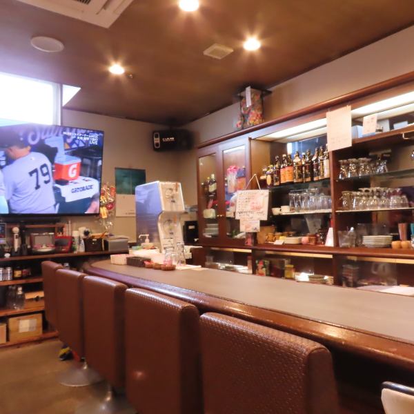 [Showa retro in Imaike!] Enjoy the nostalgia and fun of a karaoke bar with a Showa retro atmosphere. The bar is equipped with a large 75-inch monitor, and the powerful images and sounds make the karaoke even more exciting! It's the perfect space for a drinking party or after-party with friends.