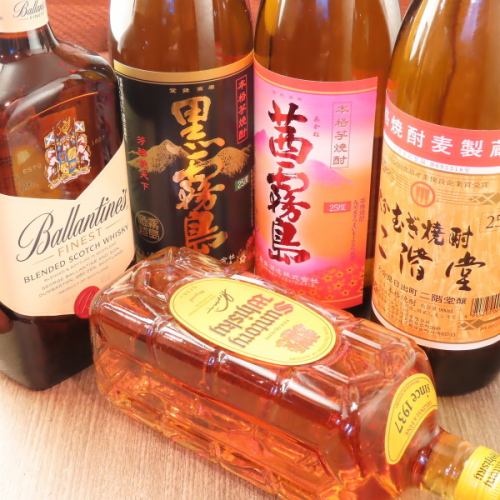 ウイスキーや焼酎を片手にカラオケを満喫♪昭和レトロな空間で楽しみ方も自由！