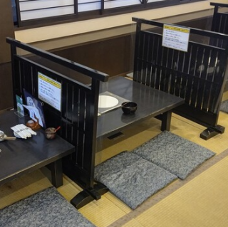 【座敷：４名様×１９卓】全席座敷で、隣の席とは仕切りがあります。※お子様ずれのネット予約の際は、“お店へのご要望”にお子様の数を入力していただけましたら幸いです。また、座椅子とお子さまチェアーもご用意できますのでお気軽にお声掛けください。