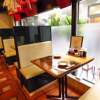 The seats for 2 people by the window are bright and clean ♪ Perfect for work break meals ★