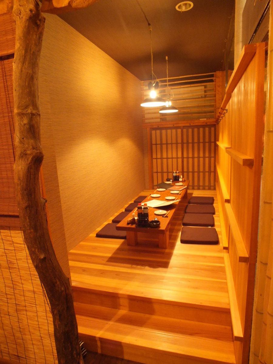 在温暖的树木环绕的温馨包间内，享用爱媛县的肉类菜肴和时令鱼类。