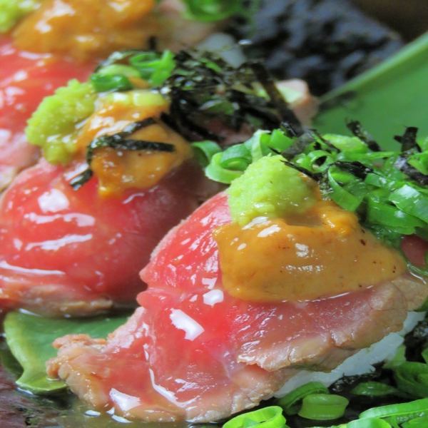[Delicious! Roast beef and sea urchin sushi]