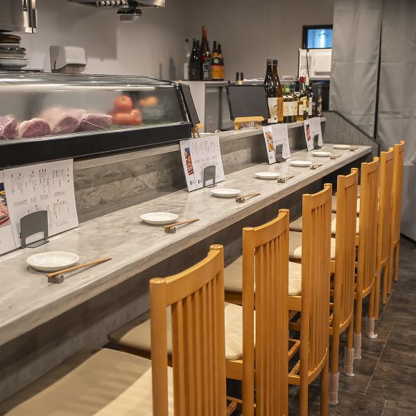 白を基調にしたシンプルで洗練された店内には、7席のカウンターがあります。木の温もりが感じられる座席に、目の前で料理が楽しめる特別な空間が広がります。一次会、二次会と、幅広い用途でご利用いただけるので、友人や同僚とのひとときにぴったり。リラックスした雰囲気の中、心温まるサービスでお待ちしております。