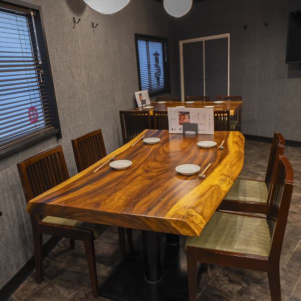 4名掛けと6名掛けのテーブルがあり、ゆったりとしたスペースで心地よい時間を過ごせます。友人や家族との楽しい会話を楽しむのに最適な場所です。宴会利用にも対応しており、特別なひとときを演出します。温かいおもてなしと共に、皆様のお越しをお待ちしています。