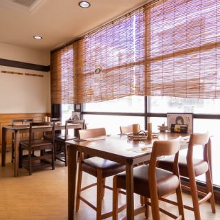 仲間との飲み会や会社宴会など、カジュアルに普段使いしやすいテーブル席。打ち上げ・歓送迎会・忘新年会など各種宴会にどうぞ☆コースメニューもご用意しております。当店自慢の美味しいお料理とお酒を心ゆくまでご堪能下さい。