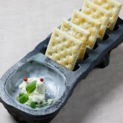 ガーリックチーズクラッカーとトマト添え