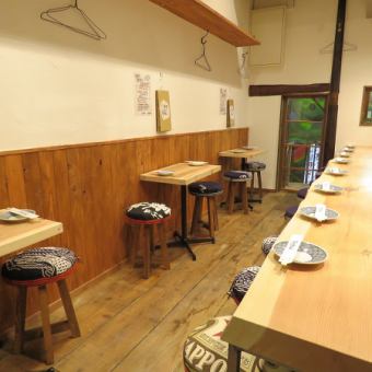 There is a table for two people ♪ You can sit back and enjoy your meal at the back of the store.
