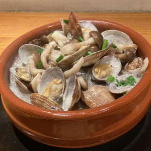 White wine steamed clams