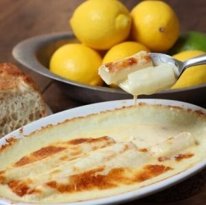 화이트 아스파라거스의 그루에일 치즈 구이