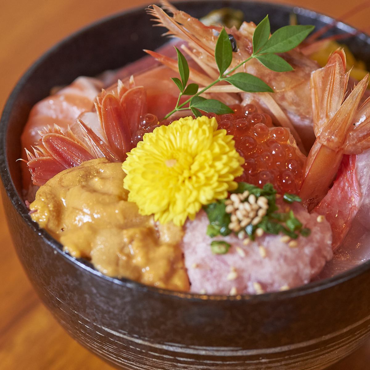 For lunch, there are rice bowls and set meals, each of which is affordable and luxurious.