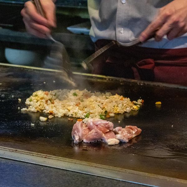 大きな鉄板を備えたカウンターでほとんどのお料理を目の前で調理しております♪熟練の手さばきで手早く仕上がる料理の数々をご堪能ください!!肉・野菜・海鮮・創作ジャンル問わずご用意しております♪おすすめは「広島名物コウネ」「やわらかステーキ」また、鉄板焼きで仕上げるチャーハンは香ばしく〆に最適☆ラーメンも◎